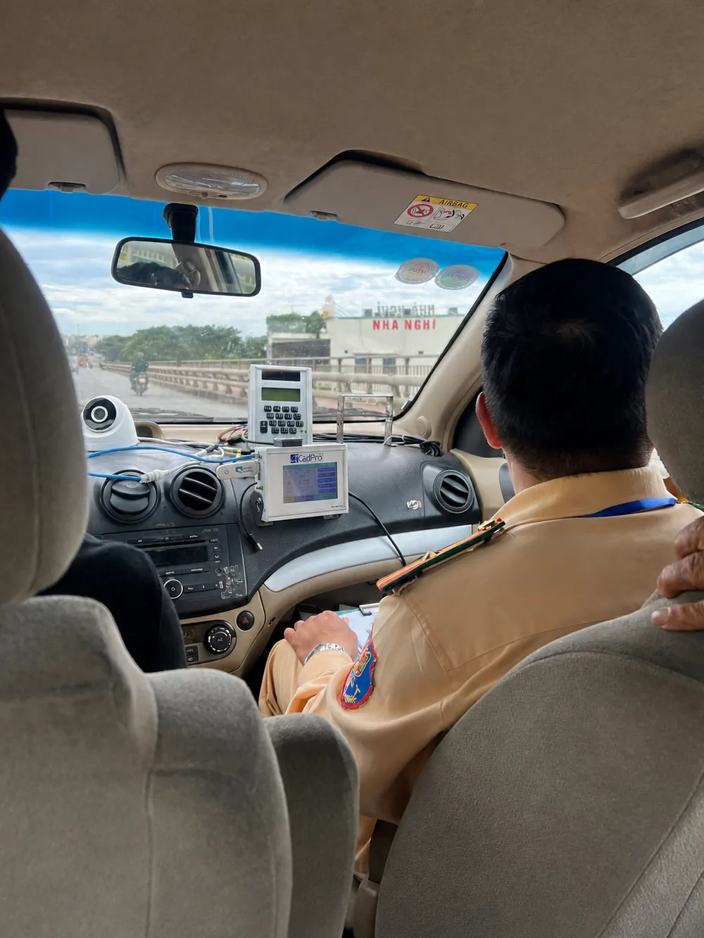 Học viên thực hành lái xe đường trường có giáo viên hướng dẫn